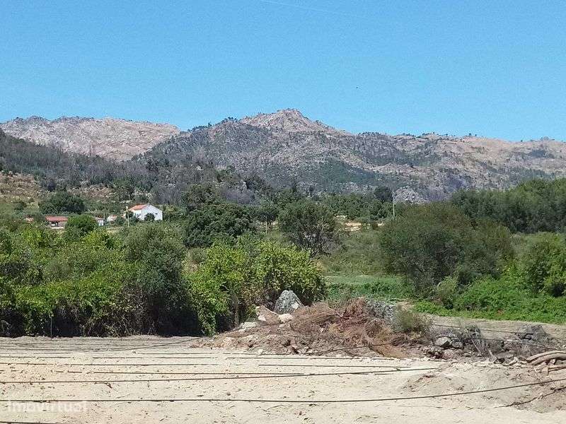 Terreno de 1,3 Ha com Ribeiro e Viabilidade de Construção - Grande imagem: 2/11