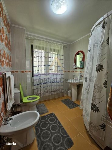 PROPRIETATE DE VANZARE in Sl&#259;nic Moldova cu 2 case pe teren de 2.-8