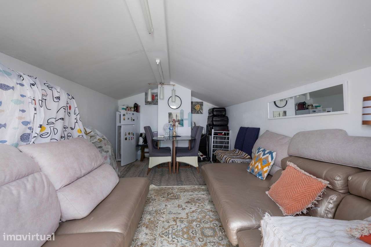 Apartamento T2 com Terraço e Sótão em Portimão-17