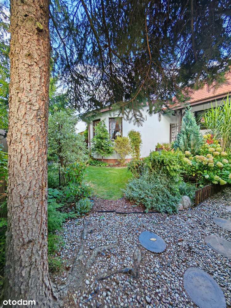 Dom w centrum Łomianek z pięknym ogrodem-14