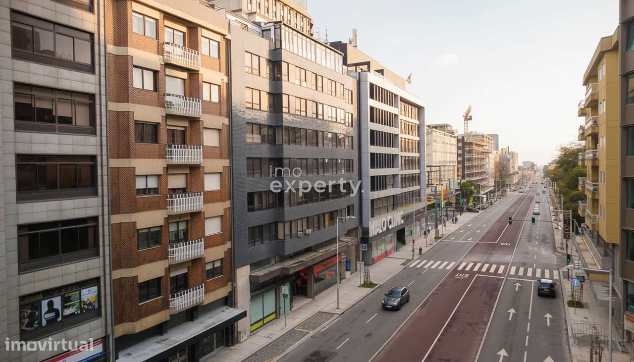 Escritório Renovado na Av. da Boavista, Porto - Grande imagem: 2/20