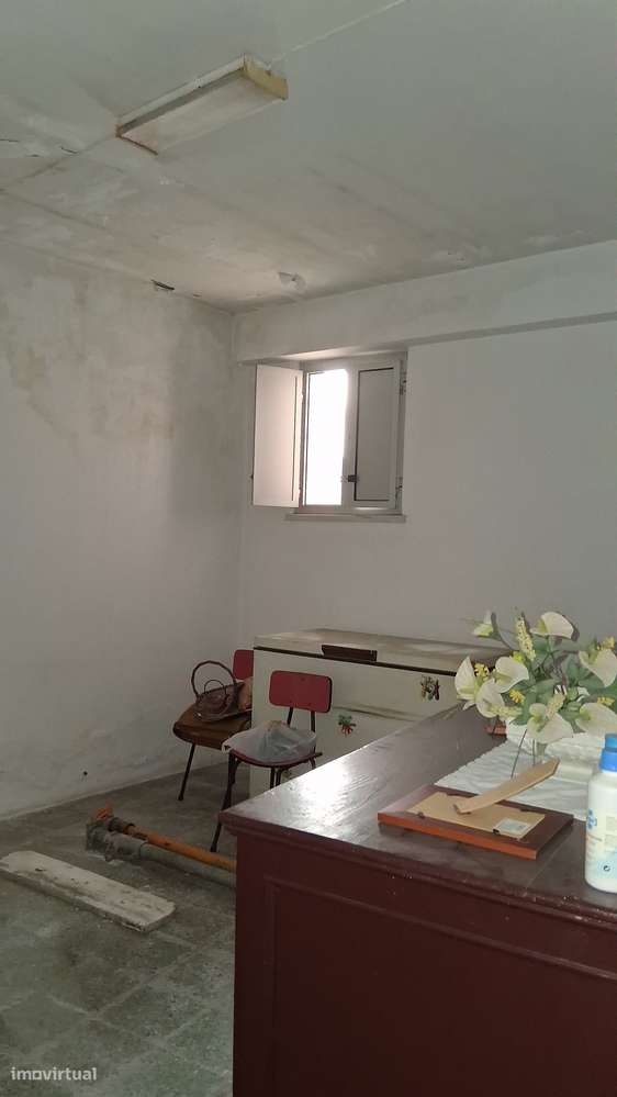 Moradia com Quintal, Garagem e Anexos no Coração de Coruche – Santarém-15