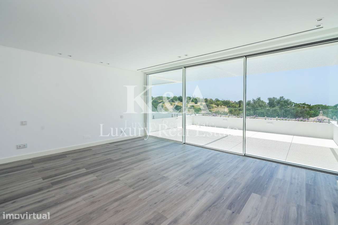 Moradia V6 contemporânea com vistas panorâmicas no Triângulo Dourado,-23