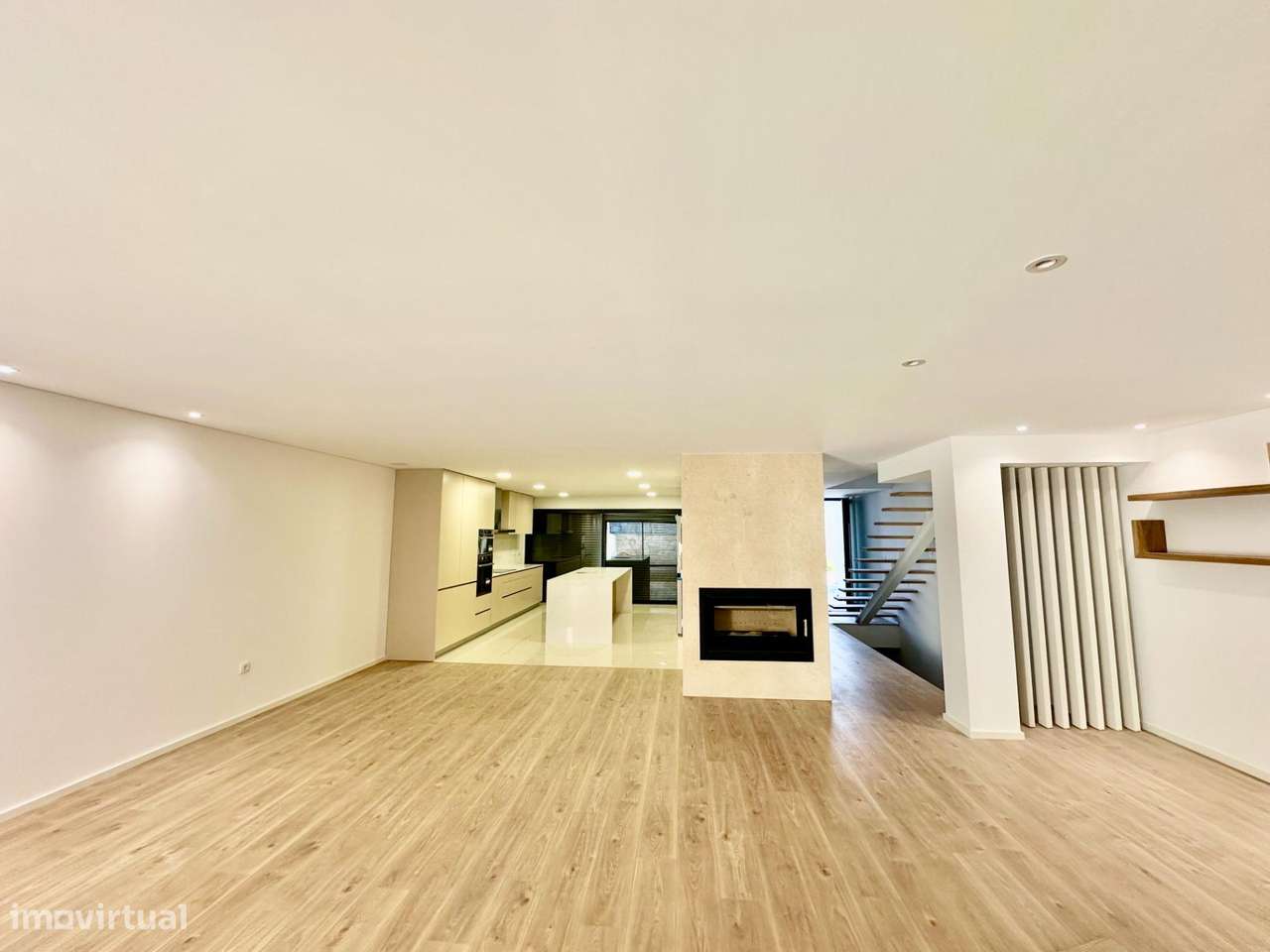 Moradia de Gaveto com dois pisos e garagem lateral-30