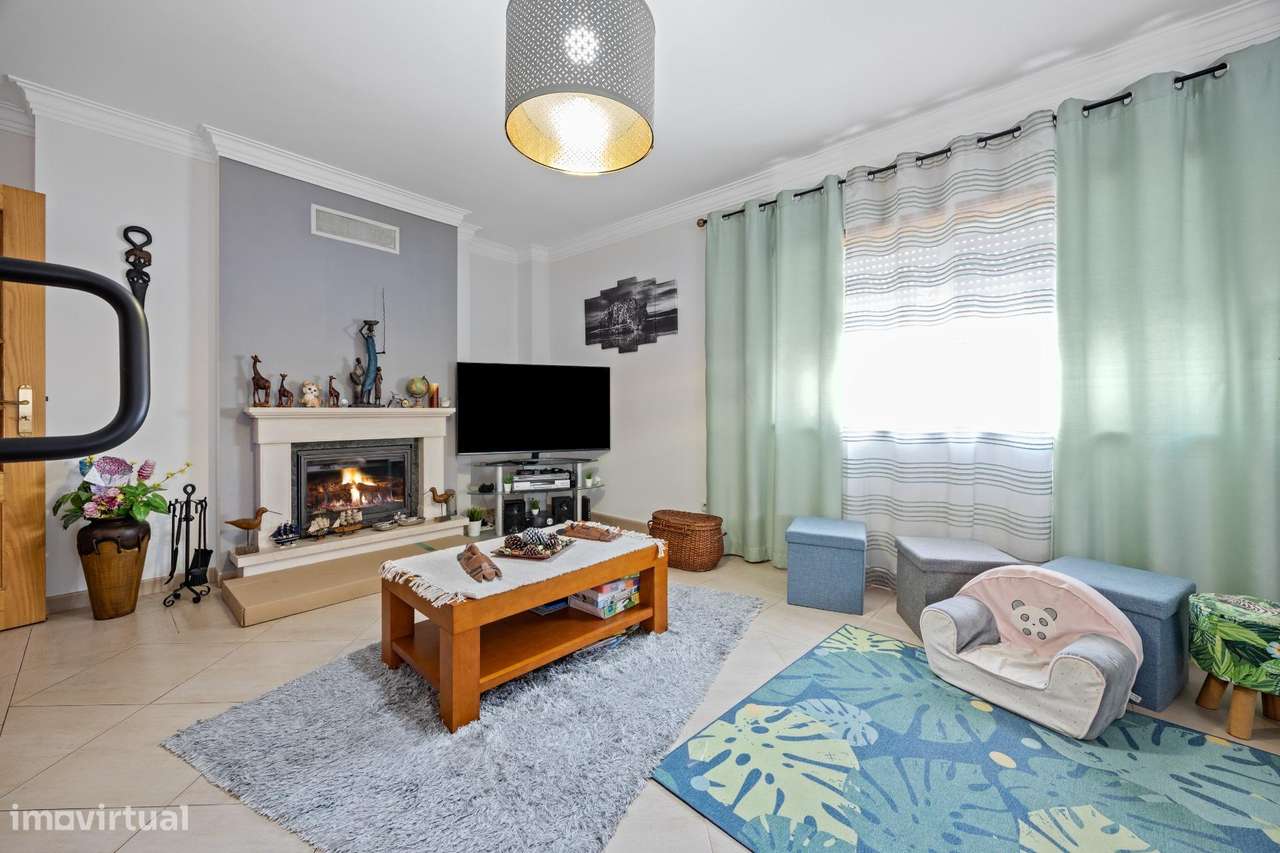 Apartamento T2 em Corroios | Conforto, Acessos e Qualidade de Vida-0