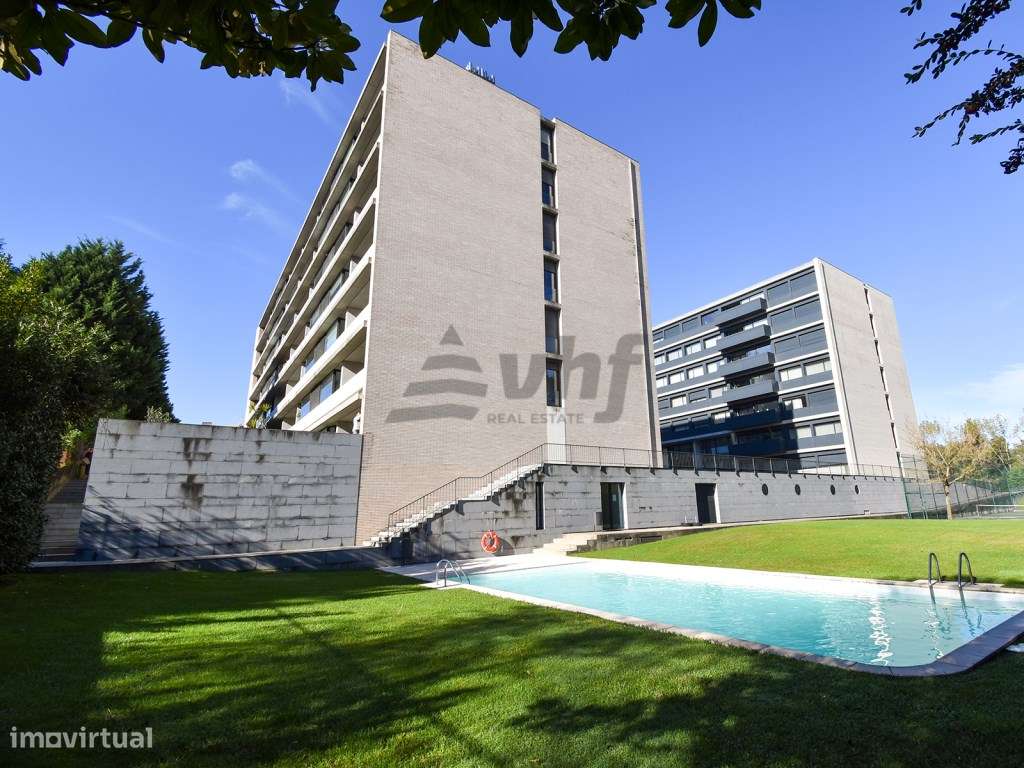 Apartamento T5 localizado no condomínio Jardim das Camélias - Gaia/...-1