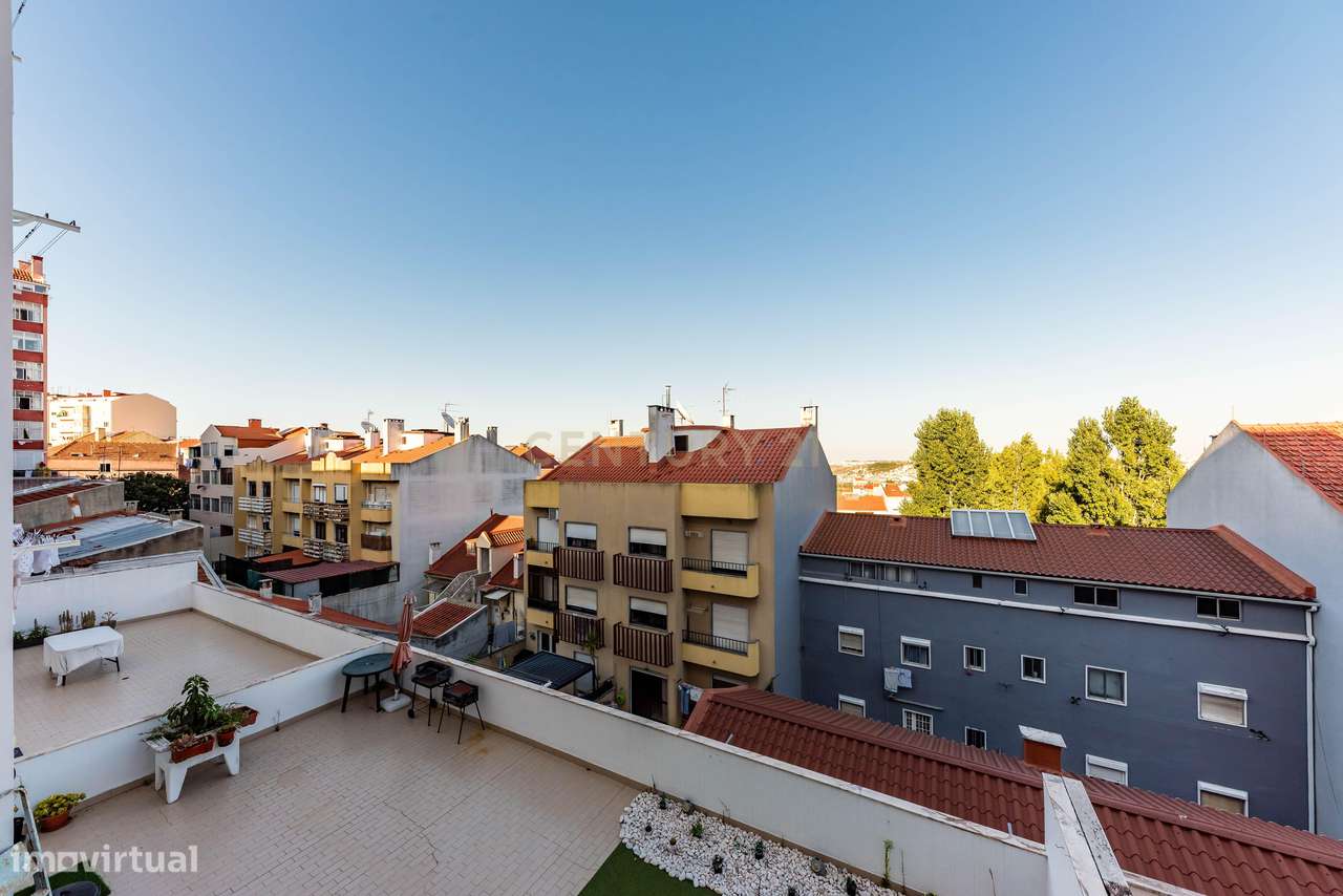 Apartamento T2 com Varanda em Encosta do Sol, Amadora-14