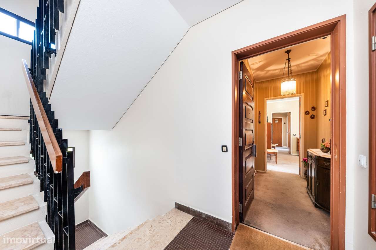 Apartamento T7 com 3 casas de banho e varandas | ou T4 + T3-22