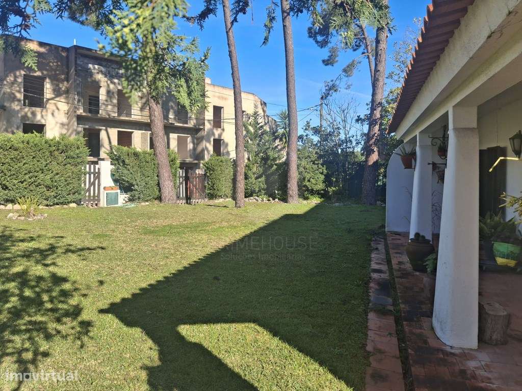 Moradia de Tradicional com Piscina em Lote de 2135 m² - Cotovia-8