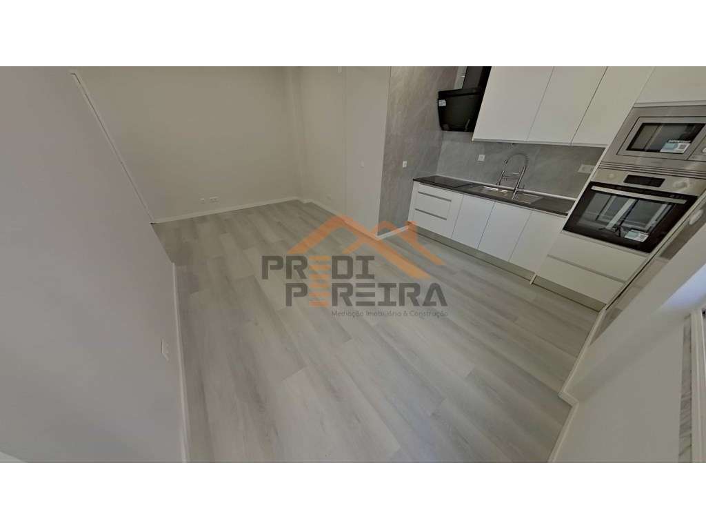 Situado no centro da Amadora. T1 com varanda, remodelado.-9