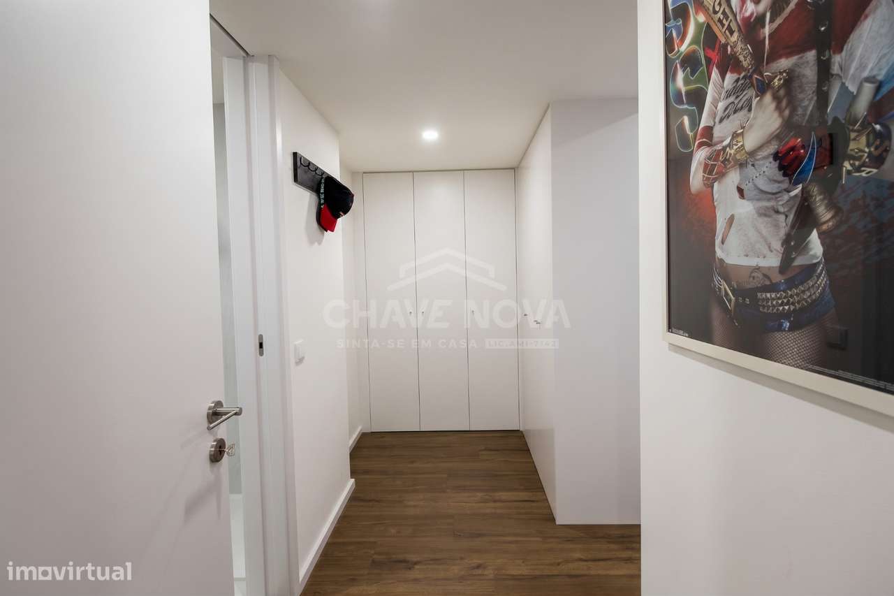 T2 Como Novo c/ Terraço em Santa Marinha (Candal)-9