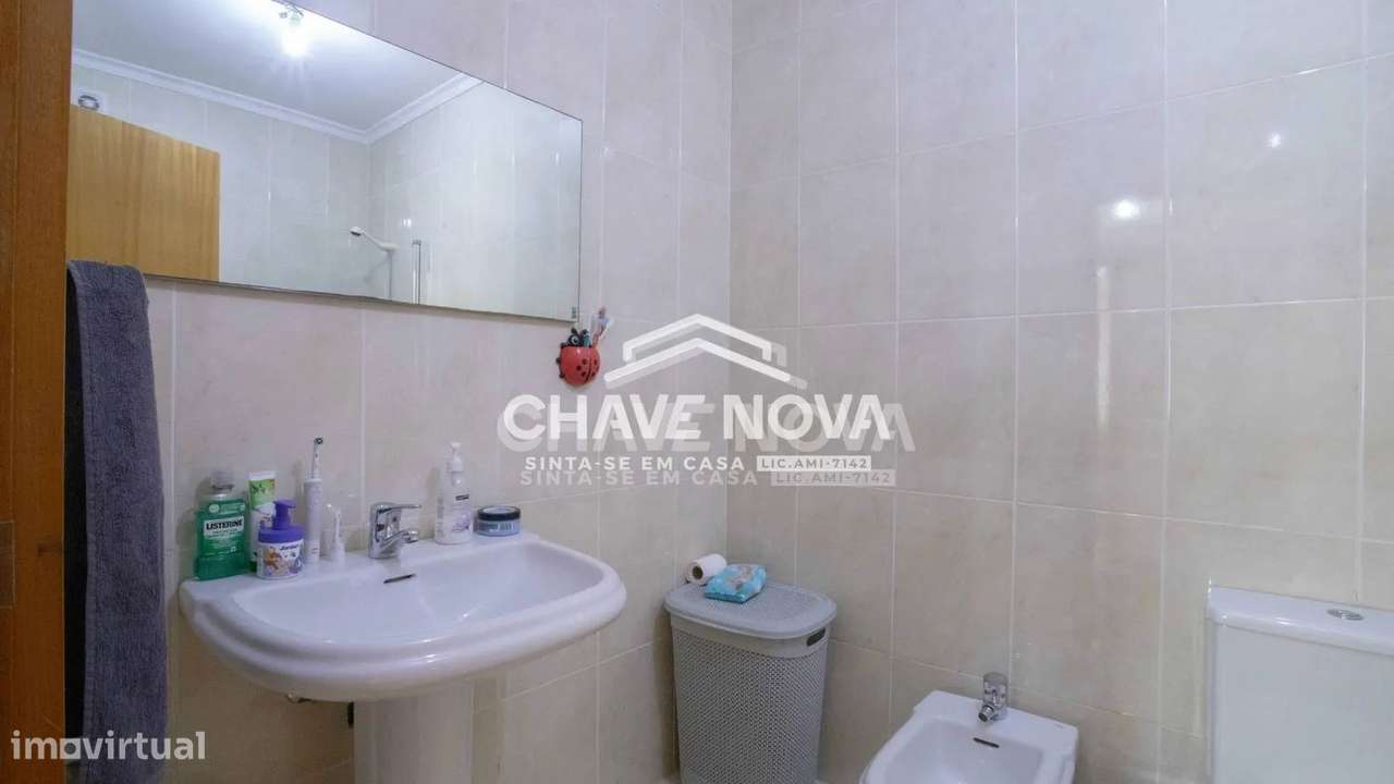 Apartamento T2, em Pedroso, com duas varandas, garagem e arrumos-20