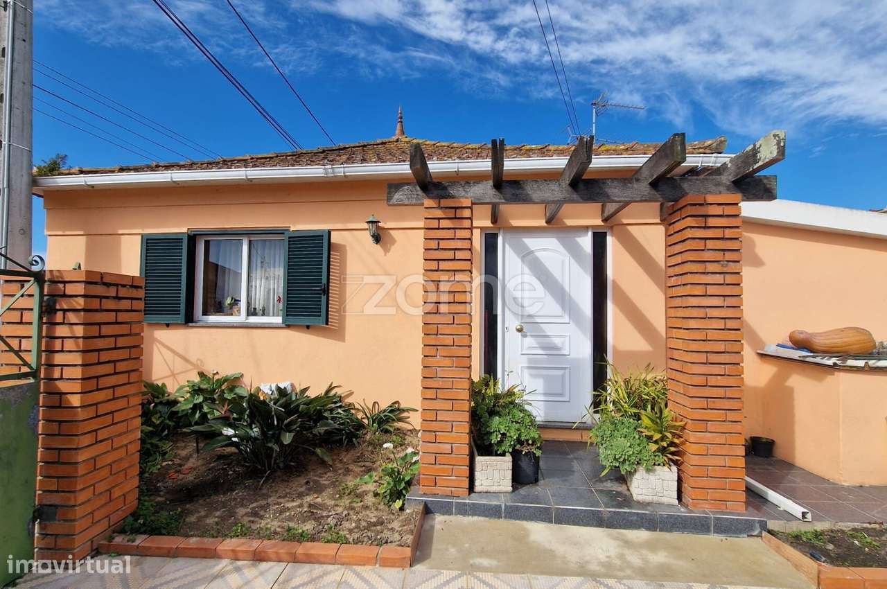 Moradia com terreno e anexos-6
