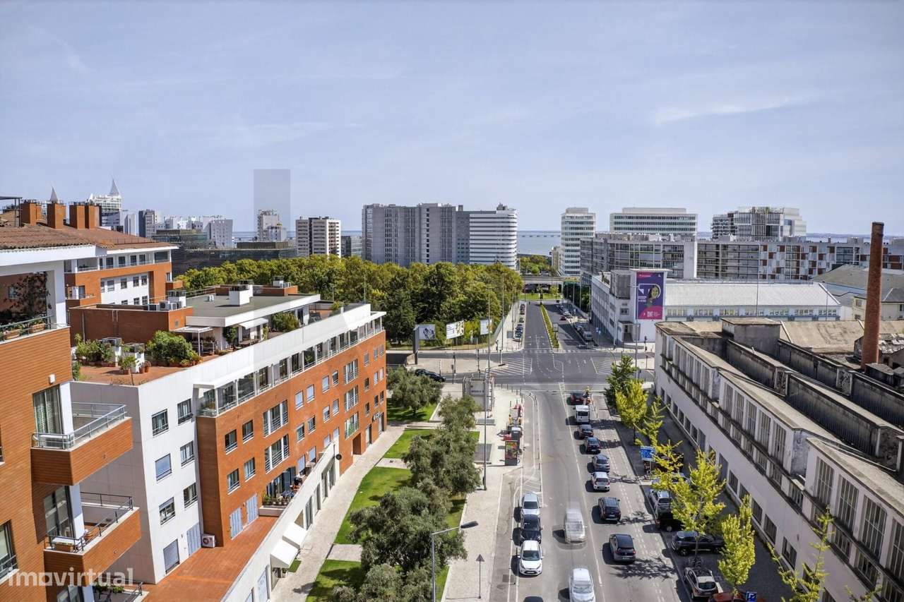 Loja/Escritório com 300 m2, 2 lugares de garagem –  Av Infante D. Henr - Grande imagem: 2/27