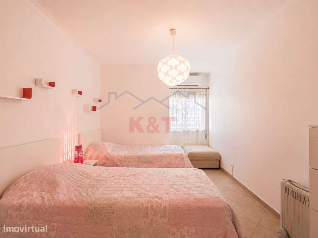 Apartamento T2 com piscina e garagem a 200m do areal-11
