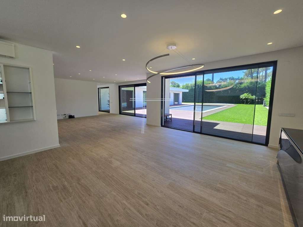 Moradia isolada T4, arquitetura contemporânea com garagem e piscina...-16