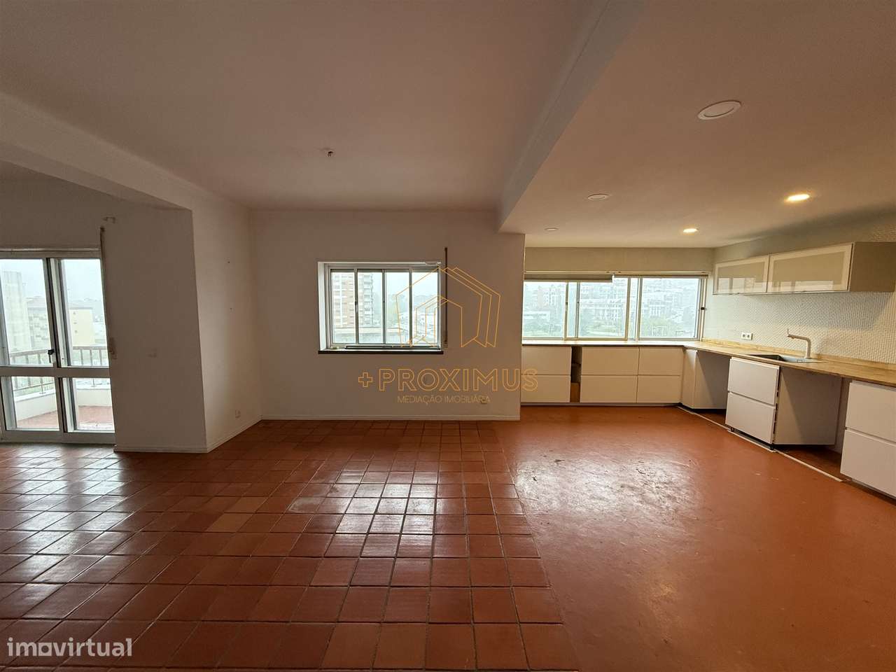 Apartamento T4 c/ garagem dupla e arrumo - Grande imagem: 4/38