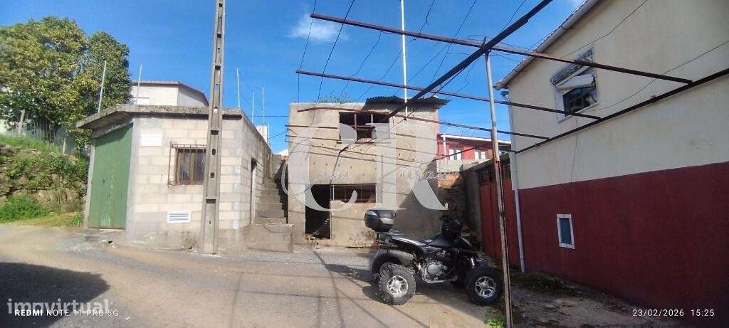 Moradia T3 com vários anexos, terreno e poço-43