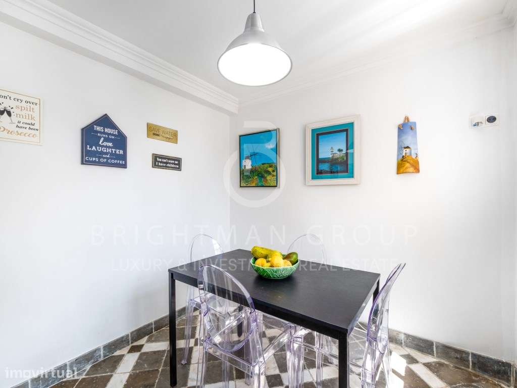 Moradia T5 com piscina em zona histórica da Parede-12