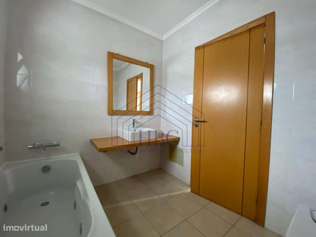 Moradia T5 Moderna e Remodelada no Feijó - Espaço, Conforto e Exclu...-46