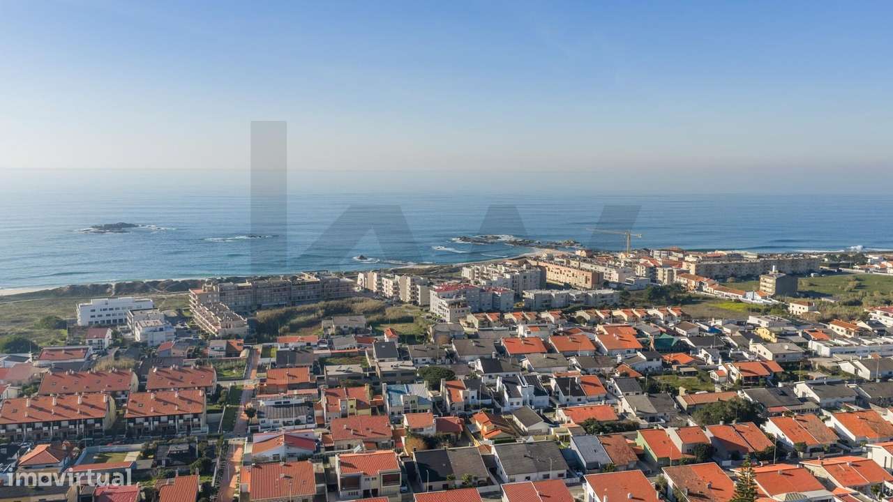 Moradia T3 inserida em Terreno de 700 m2 junto à praia de Mindelo - Grande imagem: 2/26