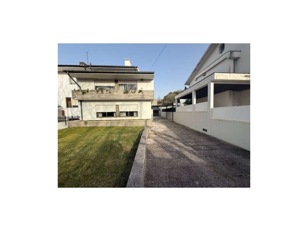 Moradia V3 na Senhora da Hora - Localização Premium!-1