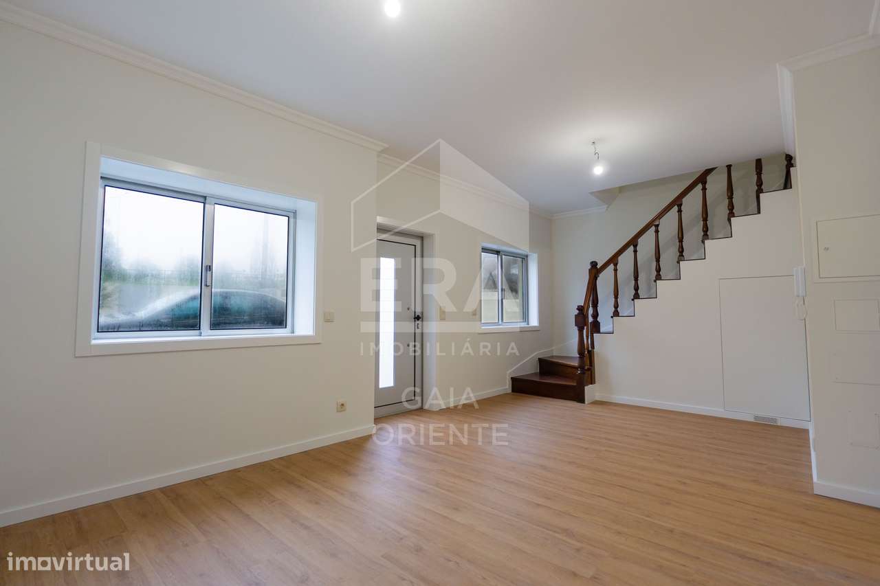 Moradia T3 Renovada junto à A1 nos Carvalhos-9