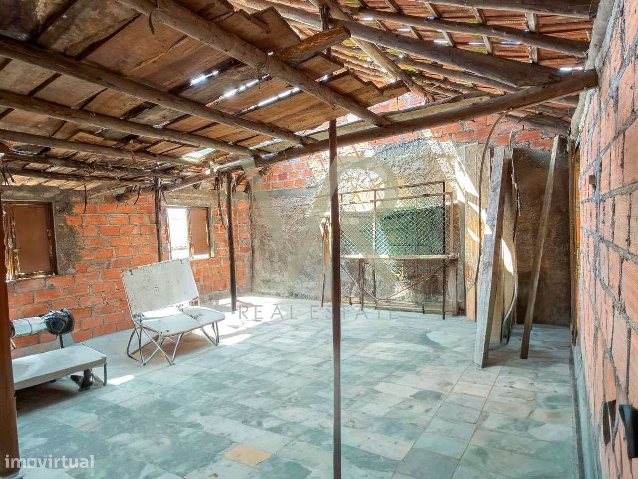 Moradia com Grande Potencial de Remodelação | Possibilidade de T5 |-24