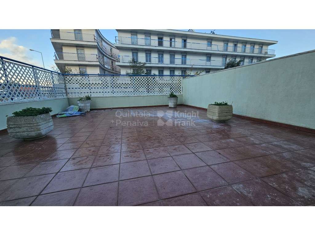 Apartamento T2 renovado com terraço e garagem em Carcavelos - Grande imagem: 2/21