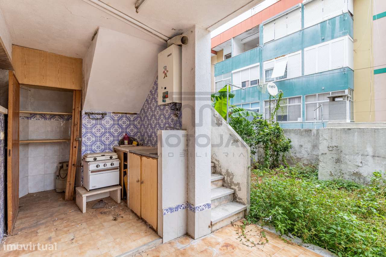 APARTAMENTO T2 (R/C) + POTENCIAL T0 INDEPENDENTE (CV) + QUINTAL-25
