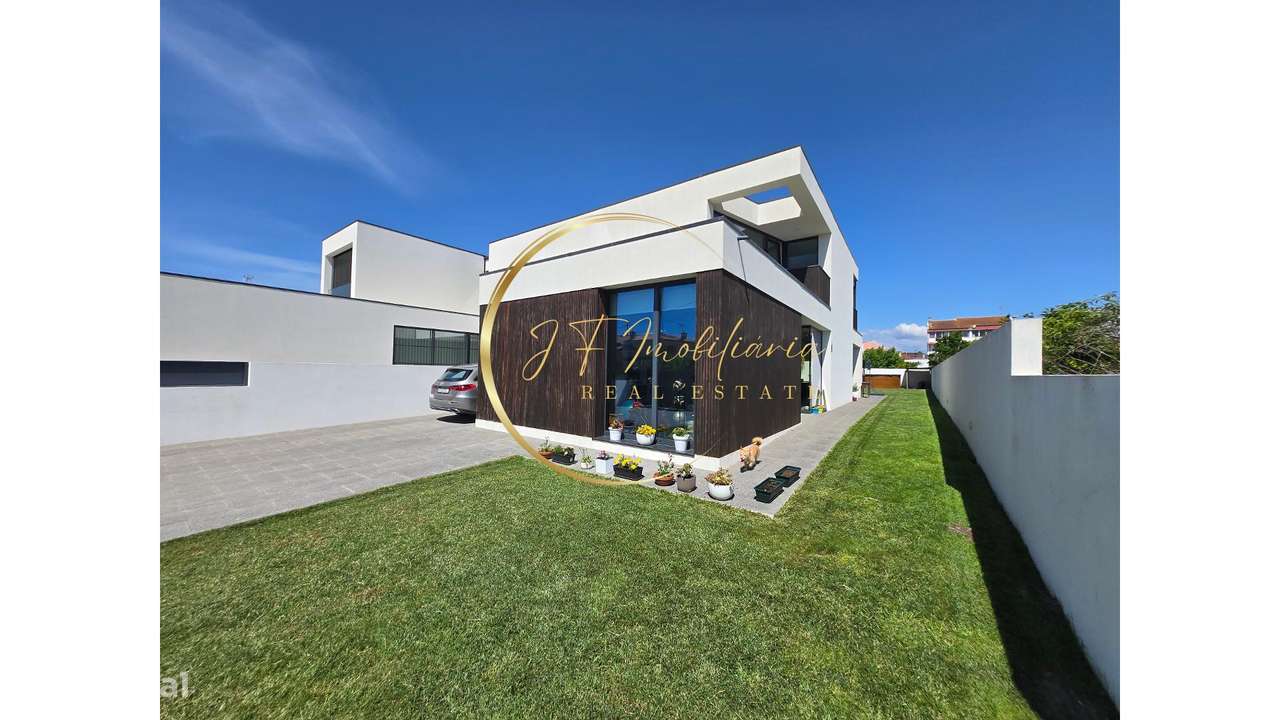 Moradia T4 de Luxo com Jardim-24