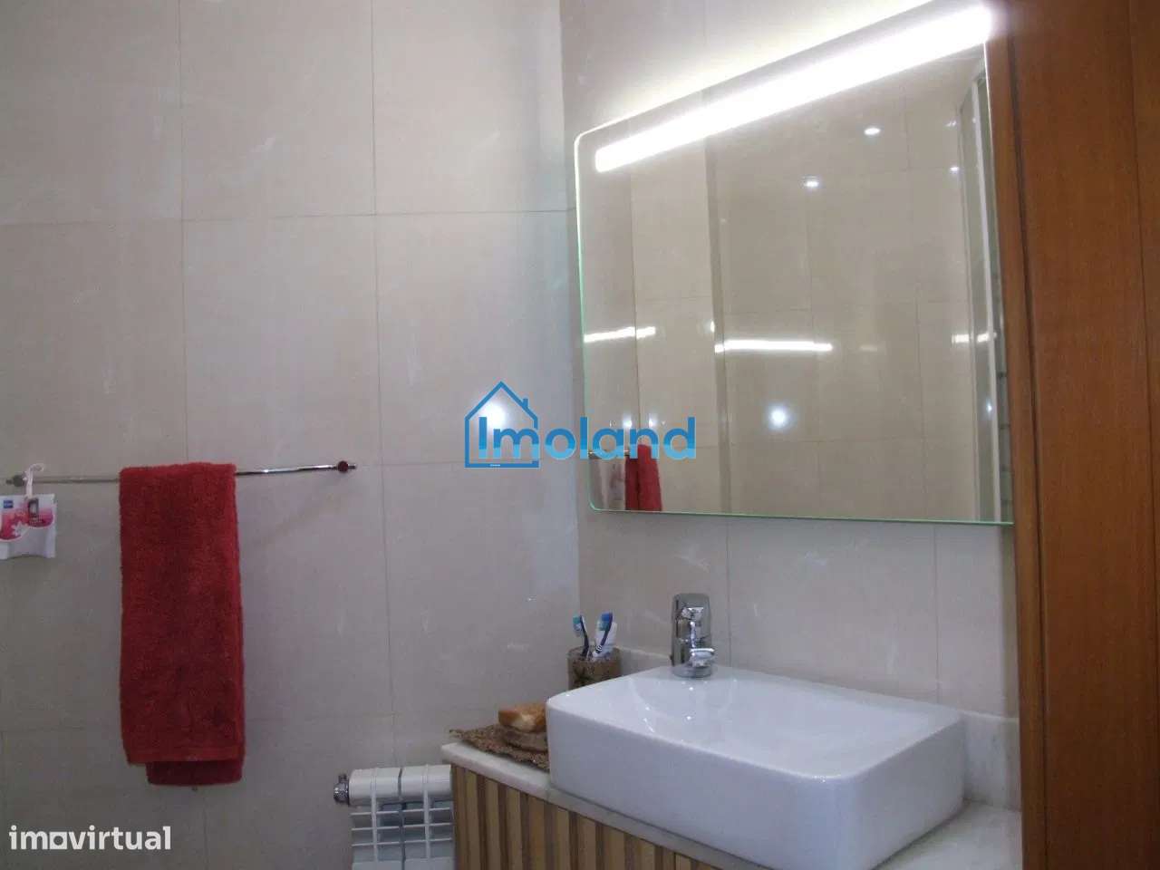 Apartamento T3 com Terraço e 3 Casas de Banho-17
