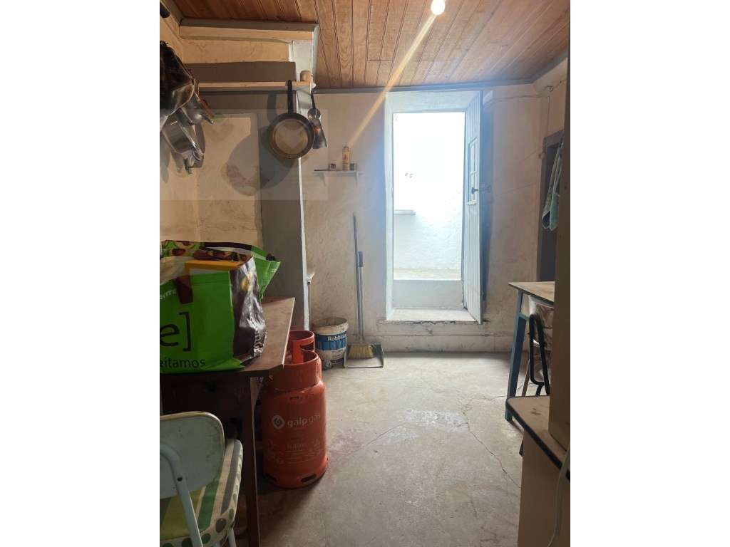 Moradia frente Monsanto, Excelente oportunidade, T2, por recuperar!-23