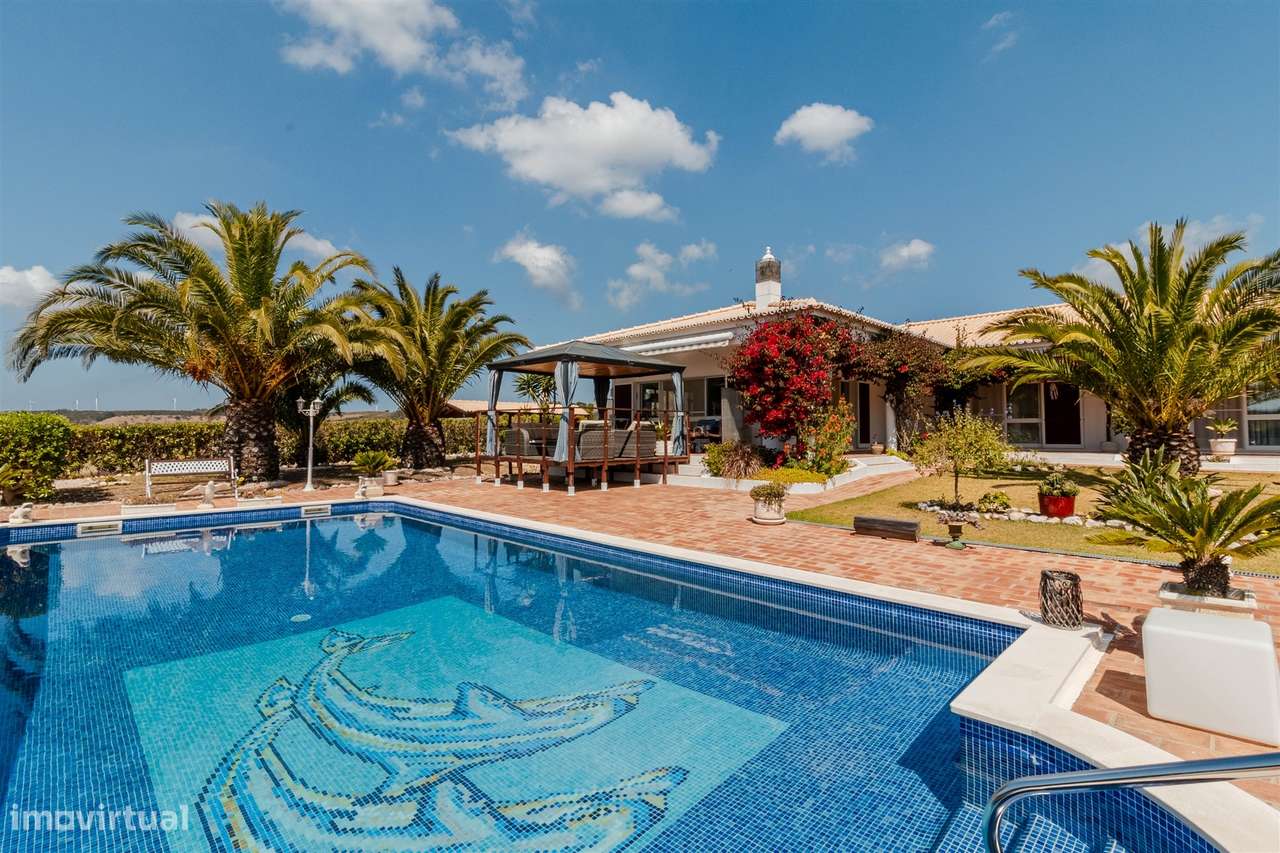 Moradia T3+1 térrea com piscina, jardim, garagem, 3,6ha de terreno - B - Grande imagem: 1/53