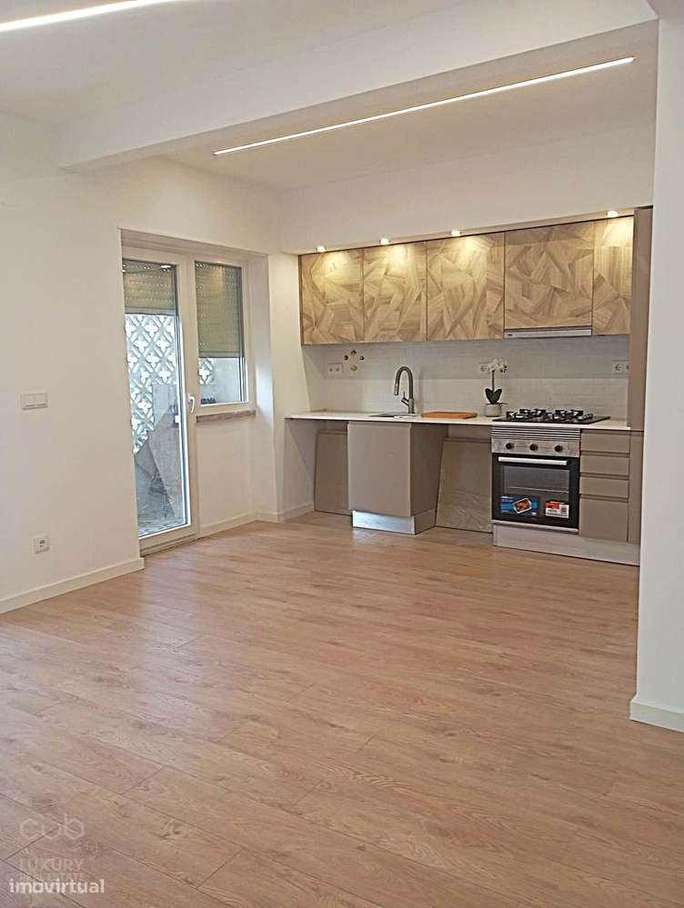 Apartamento T2 Remodelado no Coração de Almada — Elegância, Luz e Cent-0