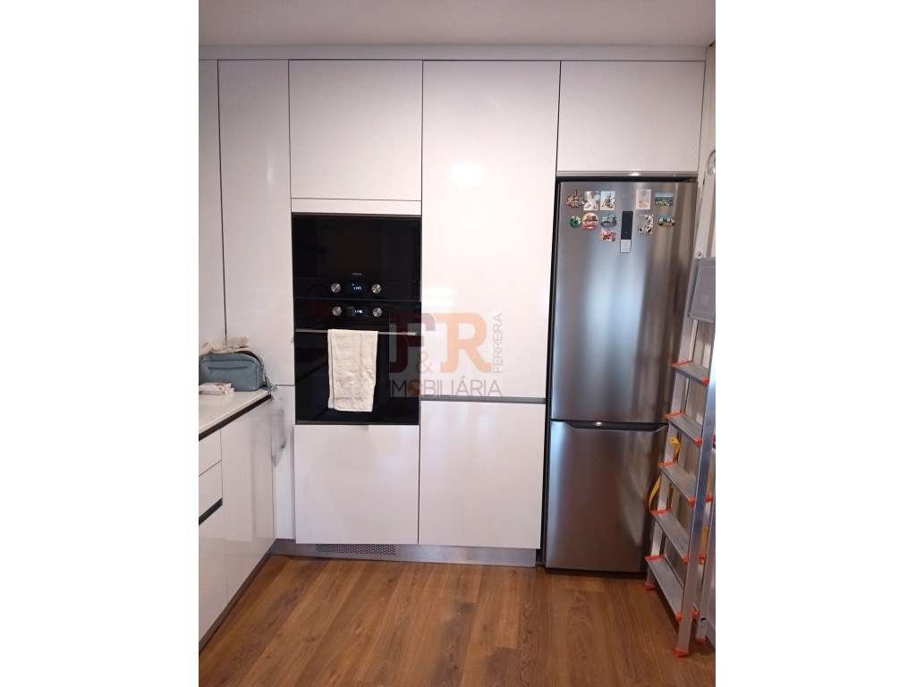 Excelente !!Apartamento T2 Semi- Novo com Varanda e Garagem-5
