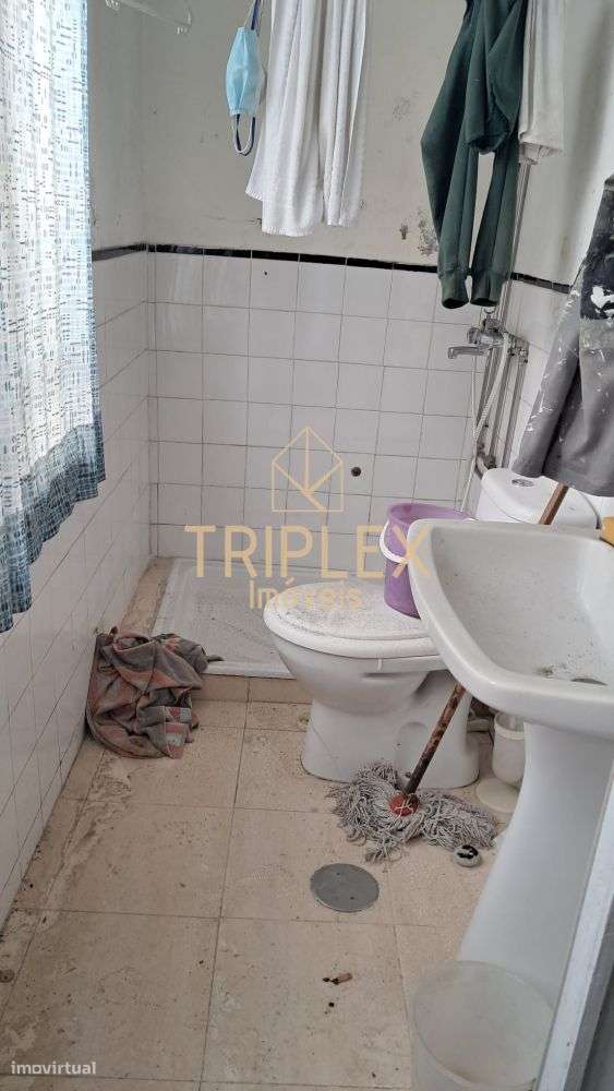 Moradia T6 para recuperar - Avª Afonso Henriques-21