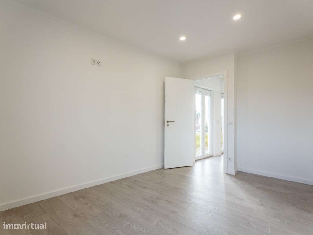 Andar de Moradia T1+1 Totalmente Remodelado | Moita do Norte-6