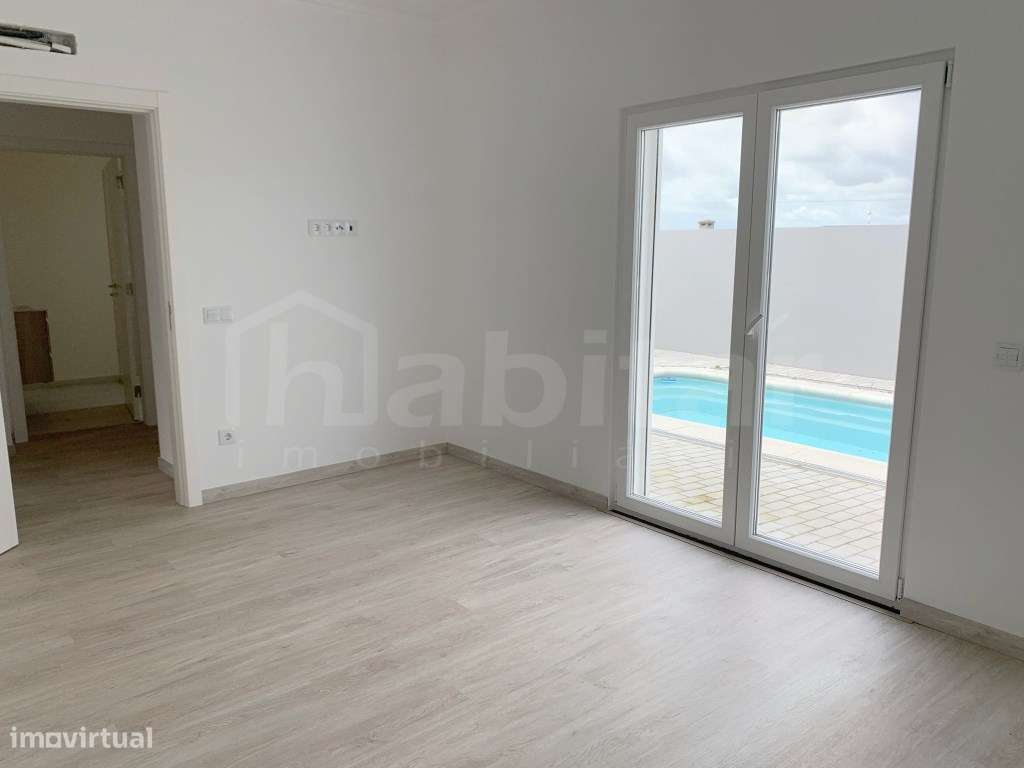 Moradia NOVA com Garagem e Piscina-13