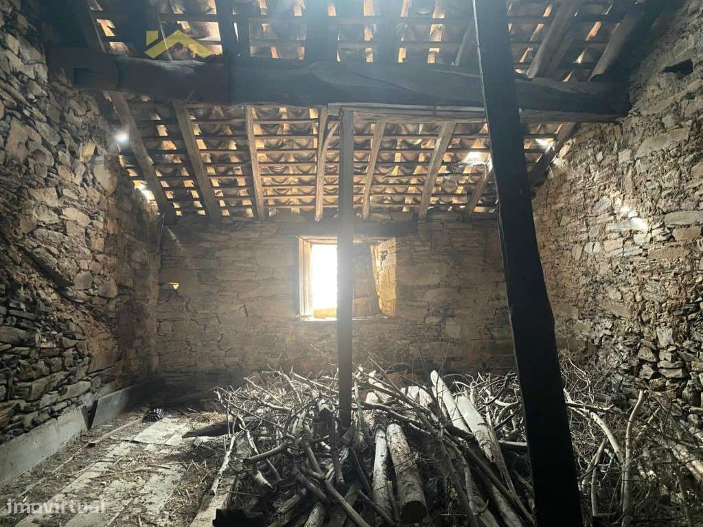 Moradia em estado de ruina - Grande imagem: 3/11
