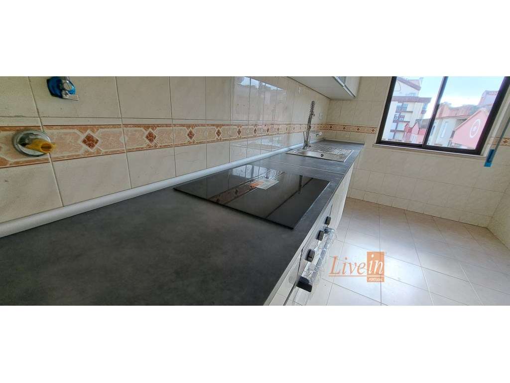 Apartamento T2 Totalmente Remodelado na Tapada das Mercês-5