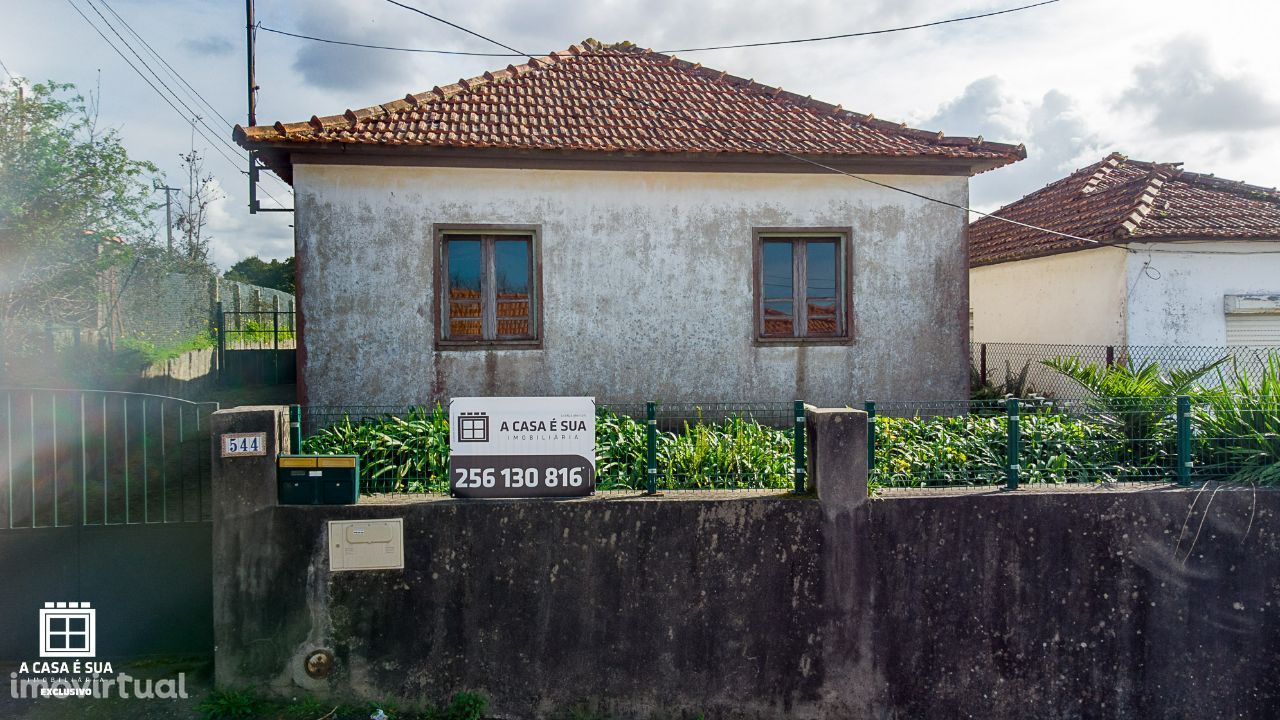 Duas moradias num artigo único em Paços de Brandão