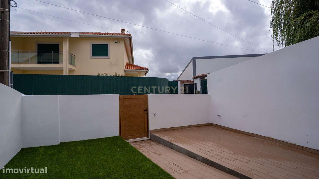 Moradia totalmente remodelada em Santa Cruz- Póvoa de Penafirme – A 5-3