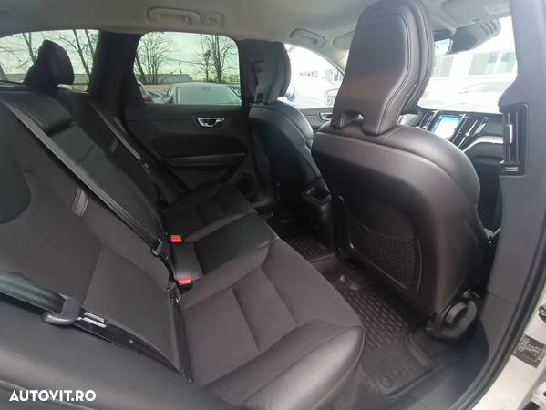 Volvo XC 60 B4 MHEV AT8 AWD Momentum Pro - 23