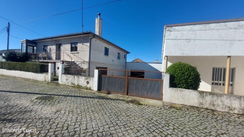 Vende-se Moradia V4 com Espaço Comercial