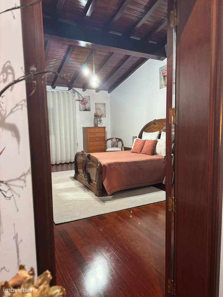 Moradia térrea T4 em pedra com 386m2 e terreno com 6.000m2, anexos.-40