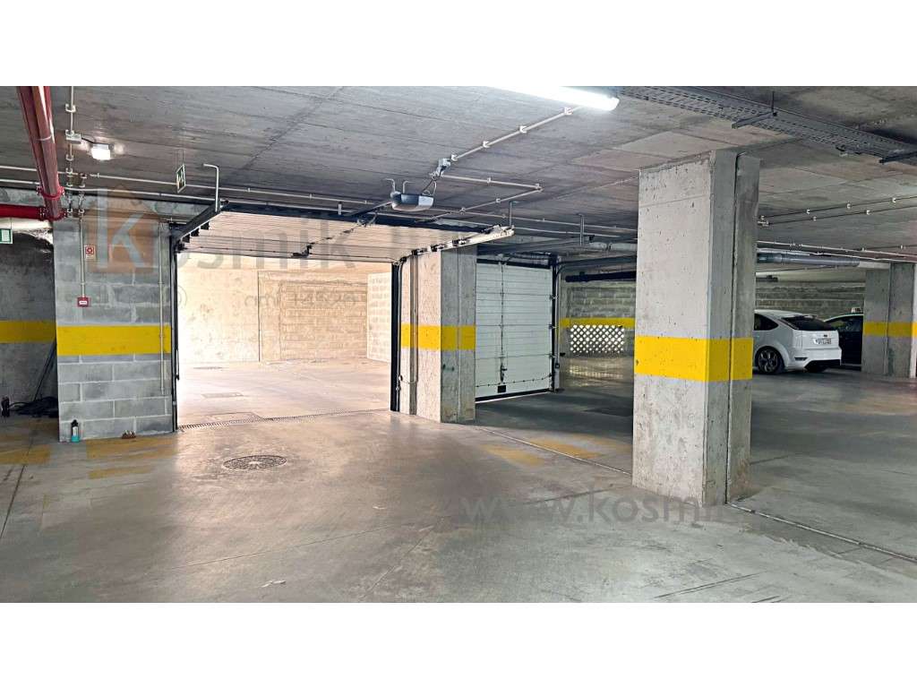T2 Condomínio fechado . 2xGaragem - Varanda - Vistas - Cozinha equi...-32