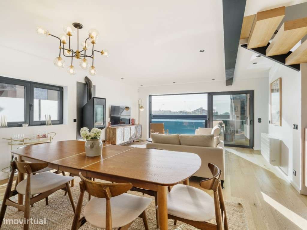 Moradia V3+1 totalmente renovada com vista mar-23