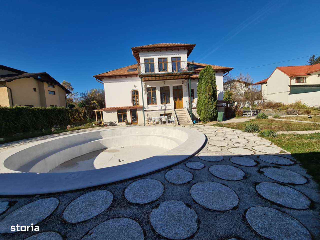 Vila cu piscina - teren generos și potențial multifuncțional-2