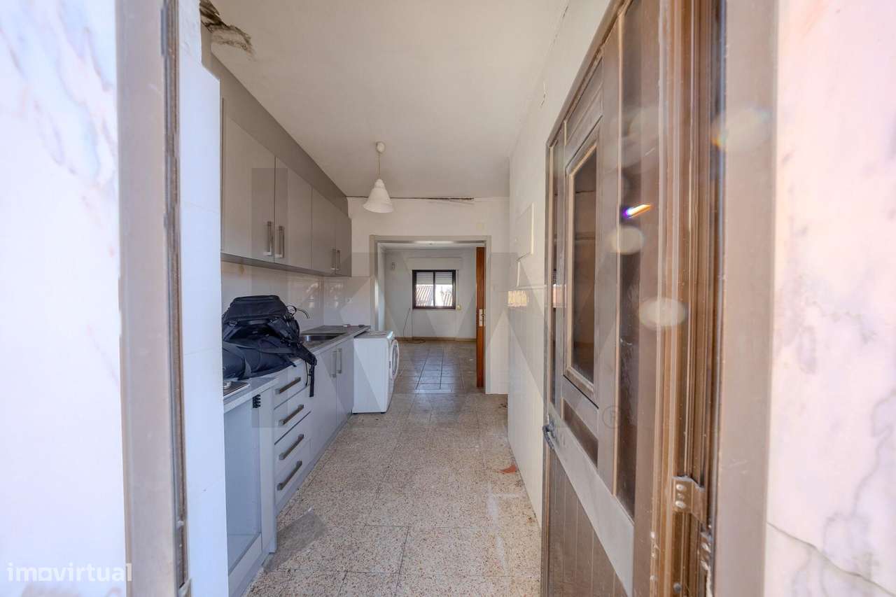 Moradia Bi-Familiar + 2 Anexos Habitáveis na Sobreda Caparica-1